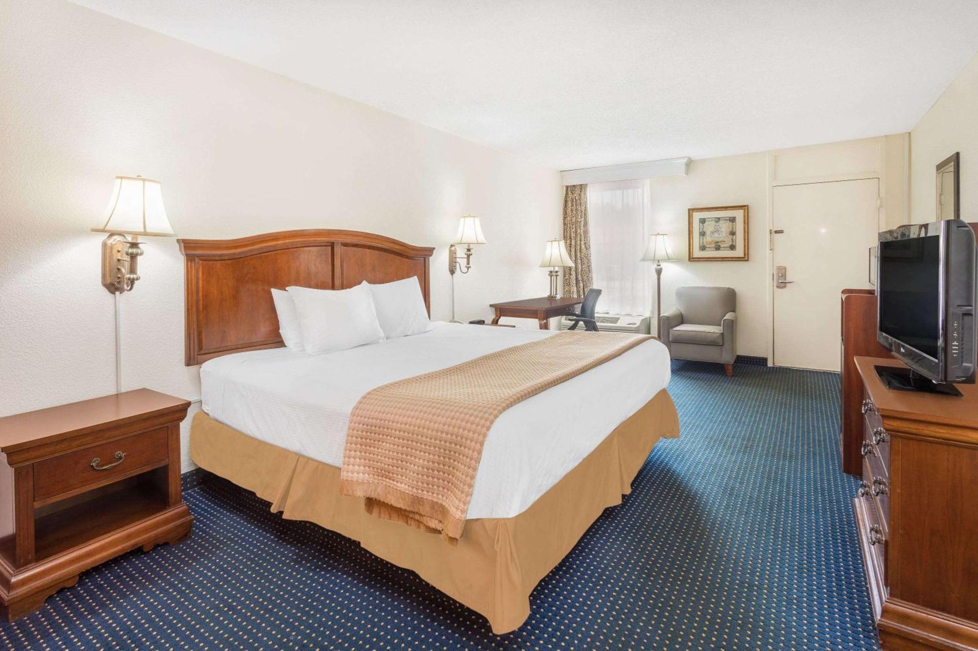 Baymont By Wyndham Rocky Mount I-95 Hotel Exterior foto